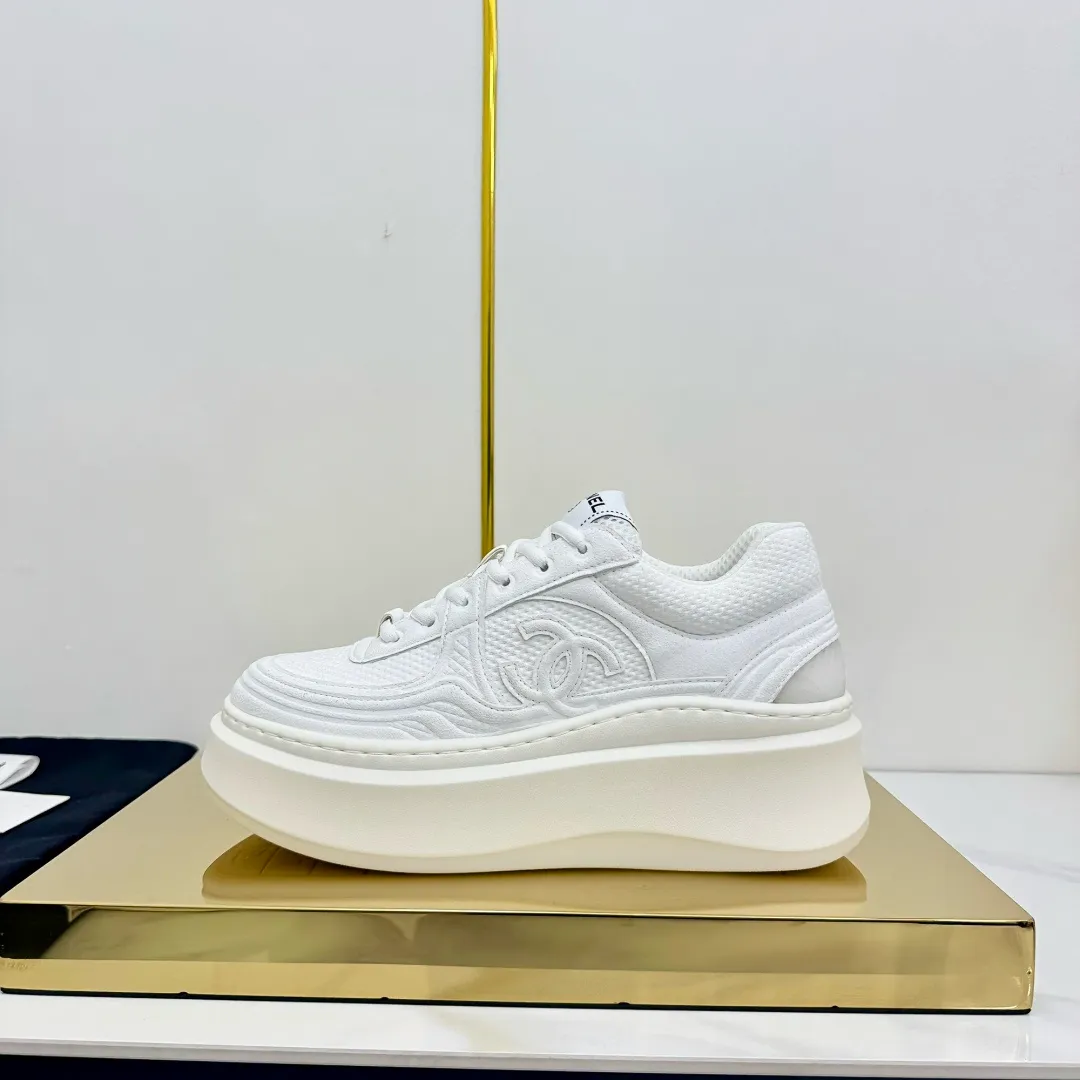 👟👟Ex-factory price 680👟👟 Upgraded version, upgraded version, upgraded version! No rebuttal accepted! ! ! ! Chanel Chanel panda shoes! 2025 counter's top casual sports shoes. This classic design; the upper is electro-embroidered with a variety of techniques; the outsole is fashionable and sporty; the unusual inclusion of a variety of color matching elements... The diversified mix and match is very good-looking and versatile, and can be used for leisure, fashion, sports, and outdoor... ꫛꫀꪝ Go➫ Materials: ❶Upper made of: original imported first-layer silk cowhide + original waterproof cloth + original first-layer cowhide ❷Inner lining: Original Yangli+Net ❸Outsole based on: Original TPU combination outsole Counter boutique packaging complete set for women 35–41 👉 👉 👉 👉 👉 👉 👉